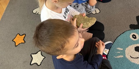 Powiększ grafikę: barborka-wizyta-gornika-z-okazji-dnia-gornika-wiemy-juz-czym-zajmuje-sie-gornik-co-wydobywa--670901.jpg