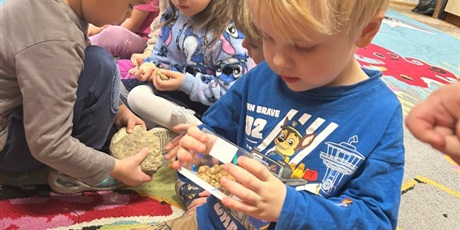 Powiększ grafikę: barborka-wizyta-gornika-z-okazji-dnia-gornika-wiemy-juz-czym-zajmuje-sie-gornik-co-wydobywa--670906.jpg