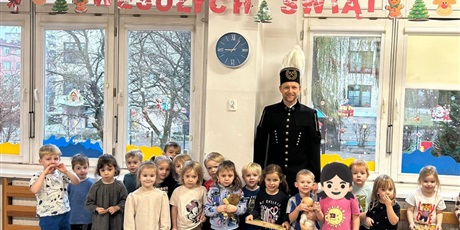 Powiększ grafikę: barborka-wizyta-gornika-z-okazji-dnia-gornika-wiemy-juz-czym-zajmuje-sie-gornik-co-wydobywa--670907.jpg