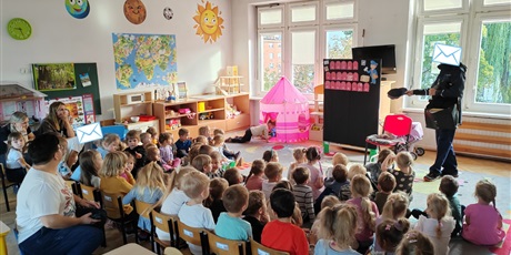 Powiększ grafikę: dzien-listonosza-646391.jpg