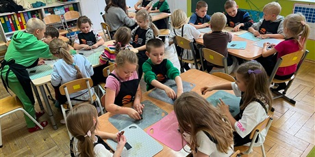 Marynarze na warsztatach wykonali własne wisiorki z bursztynu 🧡