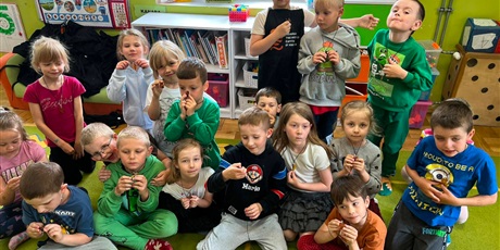 Powiększ grafikę: marynarze-na-warsztatach-wykonali-wlasne-wisiorki-z-bursztynu-705715.jpg