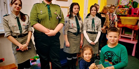 Powiększ grafikę: przekazanie-betlejemskiego-swiatla-pokoju-przez-harcerki-i-harcerzy-ze-zwiazku-harcerstwa-polskiego-670844.jpg