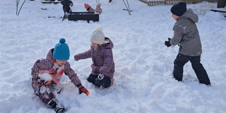 Powiększ grafikę: zimowe-zabawy-670838.jpg